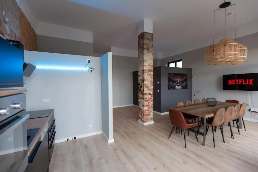 Phoenix Loft 6 High Speed Wifi Netflix contacts